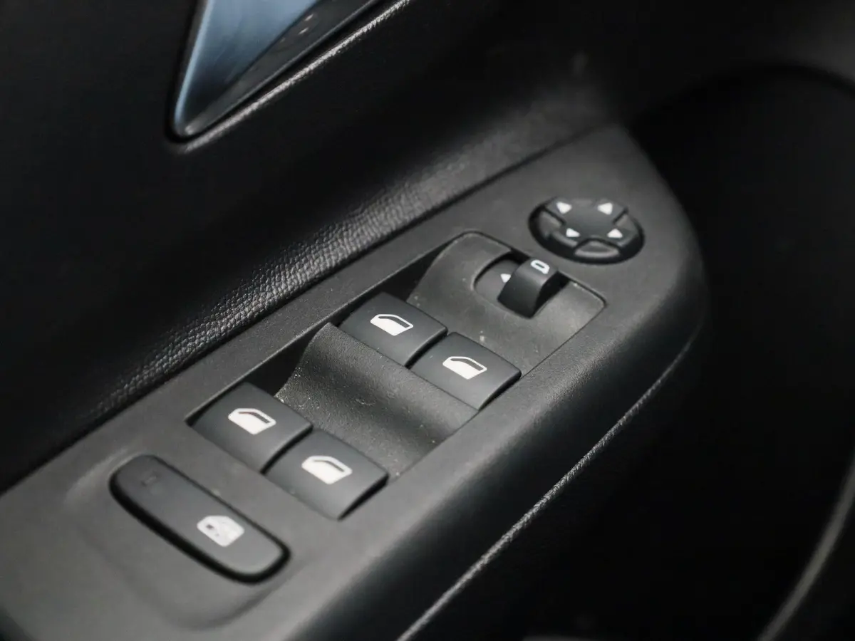 1.2 | Parkeersensoren | Cruise Control | Airco | Verkeersbord-detectie