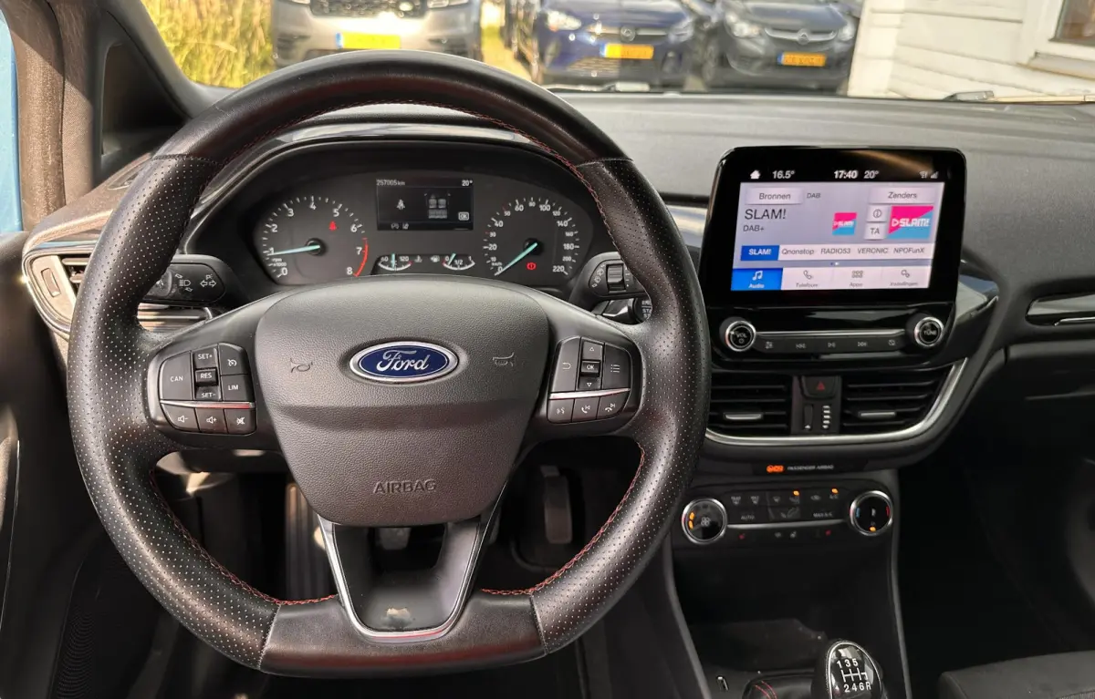 1.0 EcoBoost Hybrid ST-Line X 135PK | Stoelverwarming | Stuurverwarming | Voorruitverwarming | Cruise Control | Climate Control | Parkeersensoren | Apple Carplay & Andriod Auto | 2 Sleutels 