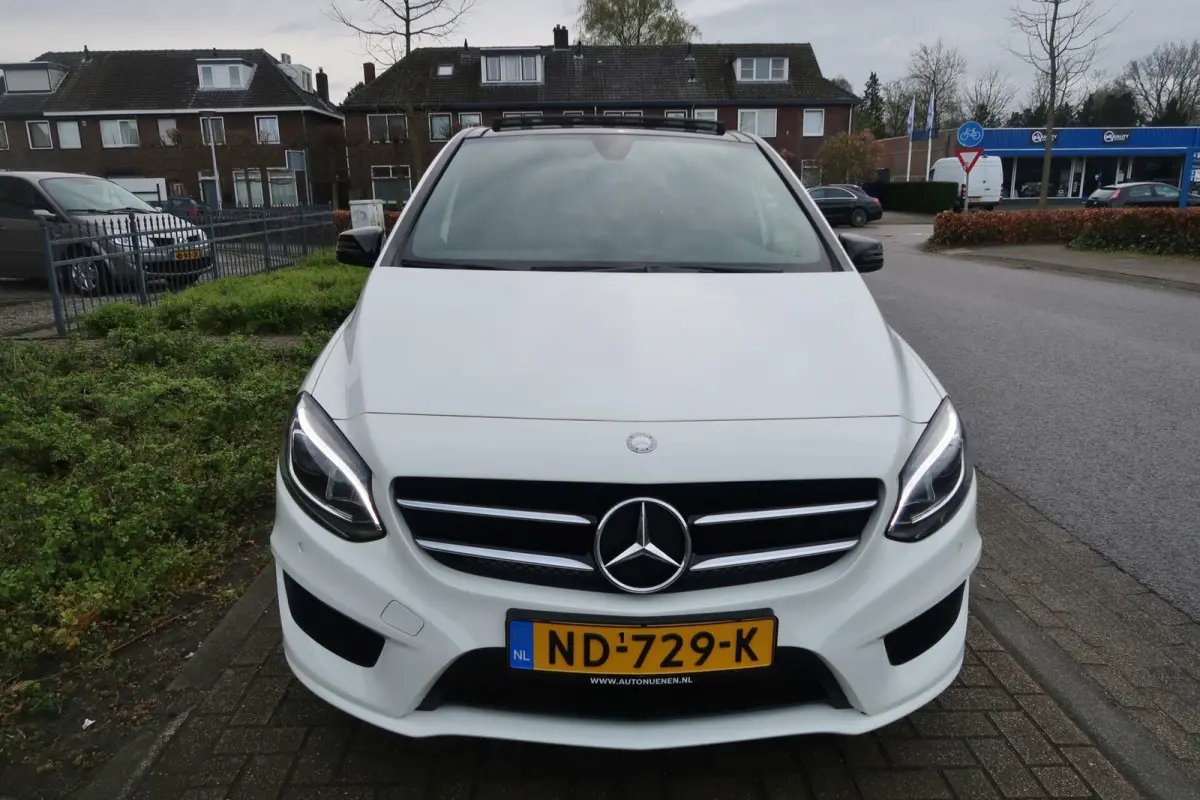 180 AMG|PANORAMADAK|FACELIFT|NAVIGATIE|BLUETOOTH|XENON-LED|DEALER ONDERHOUDEN