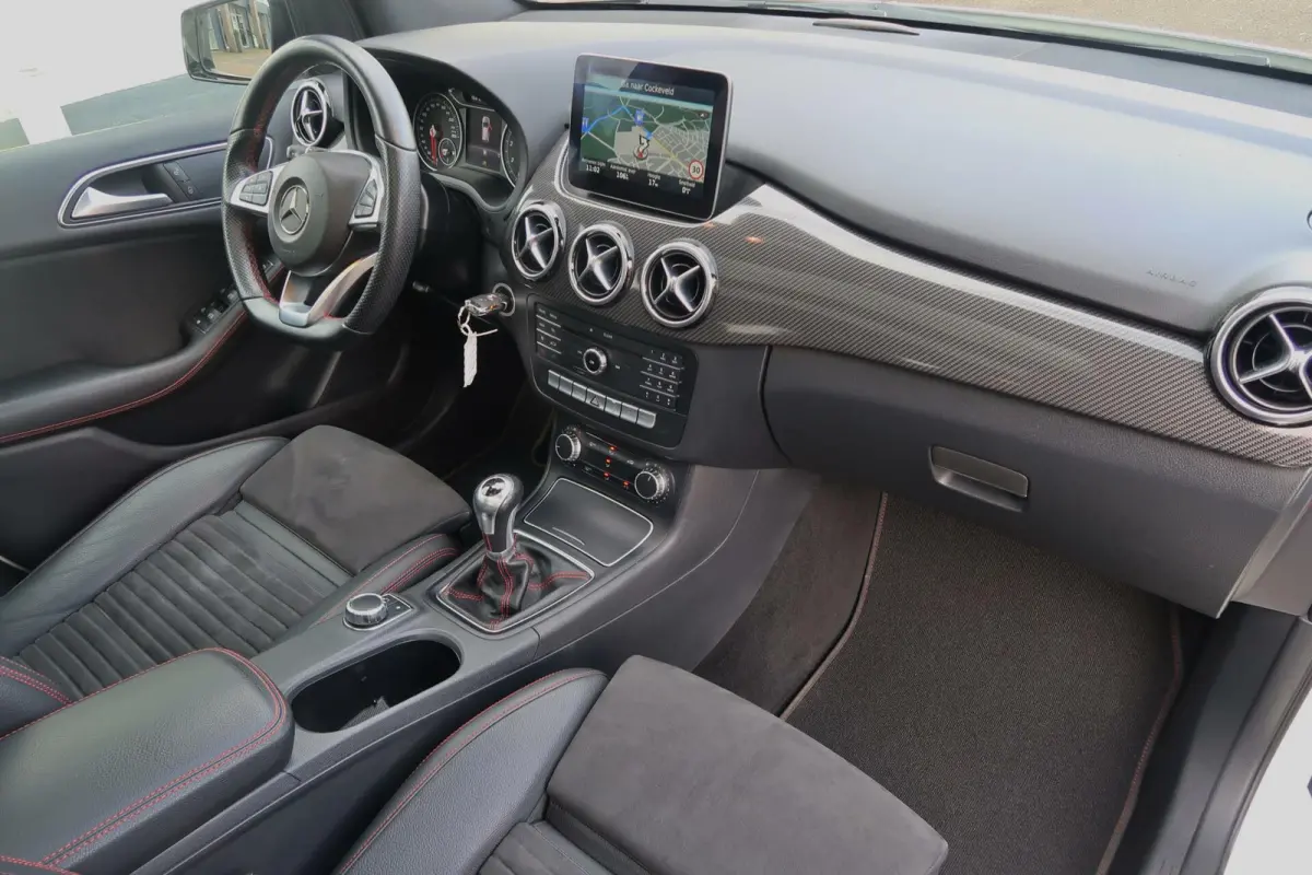 180 AMG|PANORAMADAK|FACELIFT|NAVIGATIE|BLUETOOTH|XENON-LED|DEALER ONDERHOUDEN