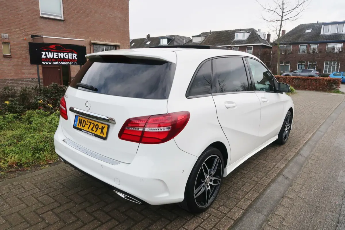180 AMG|PANORAMADAK|FACELIFT|NAVIGATIE|BLUETOOTH|XENON-LED|DEALER ONDERHOUDEN