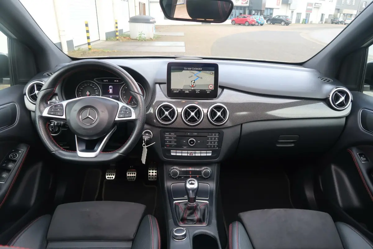 180 AMG|PANORAMADAK|FACELIFT|NAVIGATIE|BLUETOOTH|XENON-LED|DEALER ONDERHOUDEN