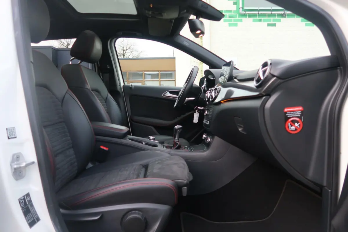 180 AMG|PANORAMADAK|FACELIFT|NAVIGATIE|BLUETOOTH|XENON-LED|DEALER ONDERHOUDEN