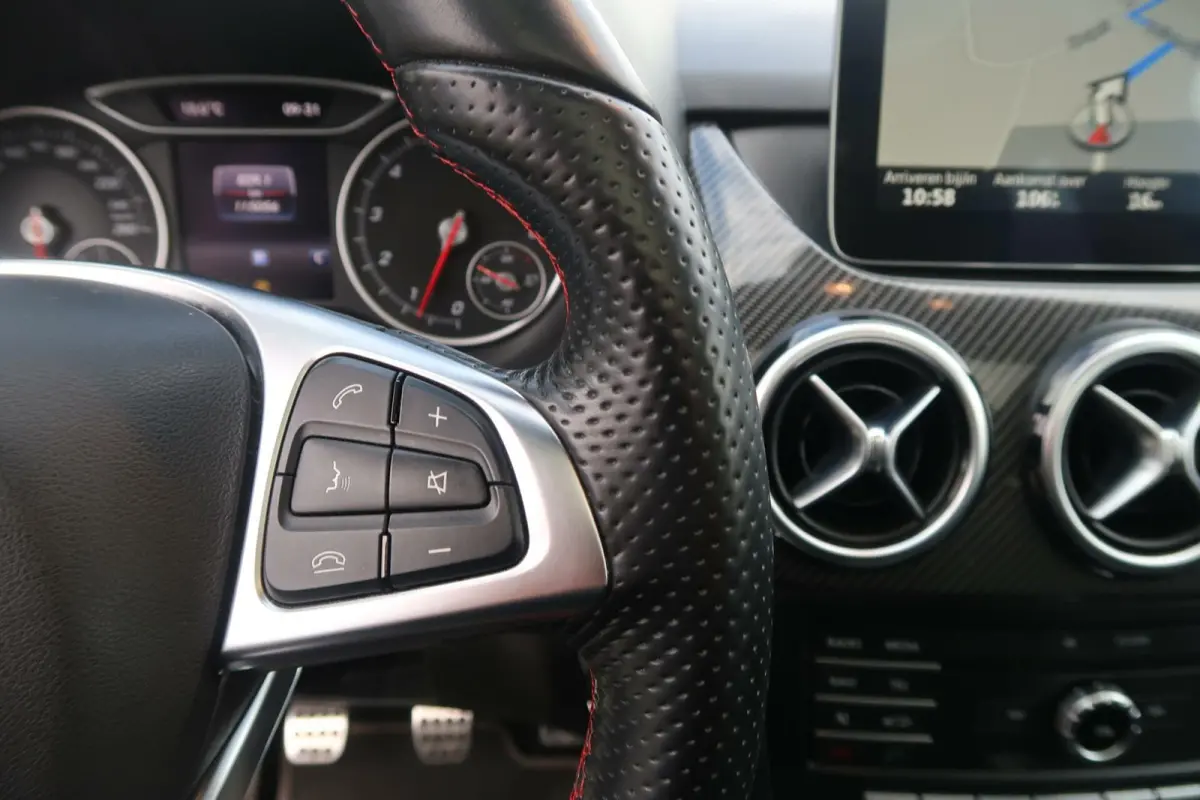 180 AMG|PANORAMADAK|FACELIFT|NAVIGATIE|BLUETOOTH|XENON-LED|DEALER ONDERHOUDEN