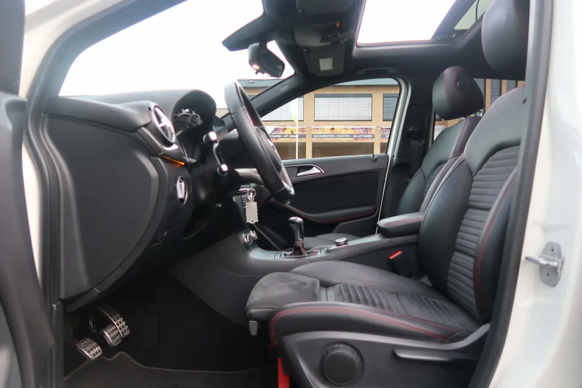 180 AMG|PANORAMADAK|FACELIFT|NAVIGATIE|BLUETOOTH|XENON-LED|DEALER ONDERHOUDEN