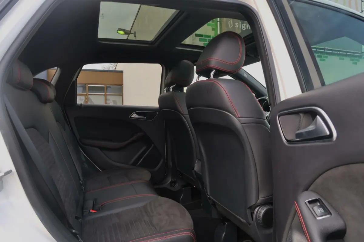 180 AMG|PANORAMADAK|FACELIFT|NAVIGATIE|BLUETOOTH|XENON-LED|DEALER ONDERHOUDEN