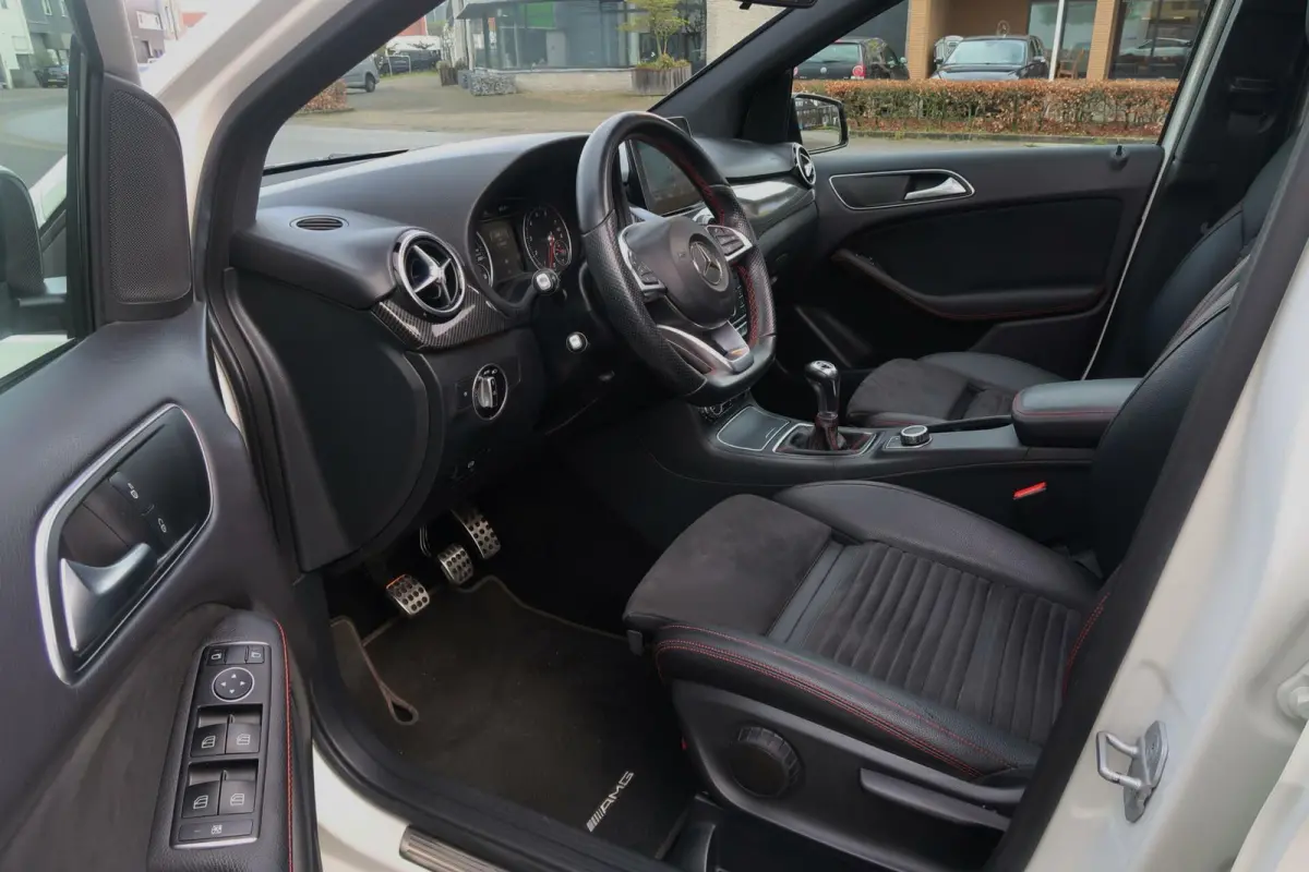 180 AMG|PANORAMADAK|FACELIFT|NAVIGATIE|BLUETOOTH|XENON-LED|DEALER ONDERHOUDEN