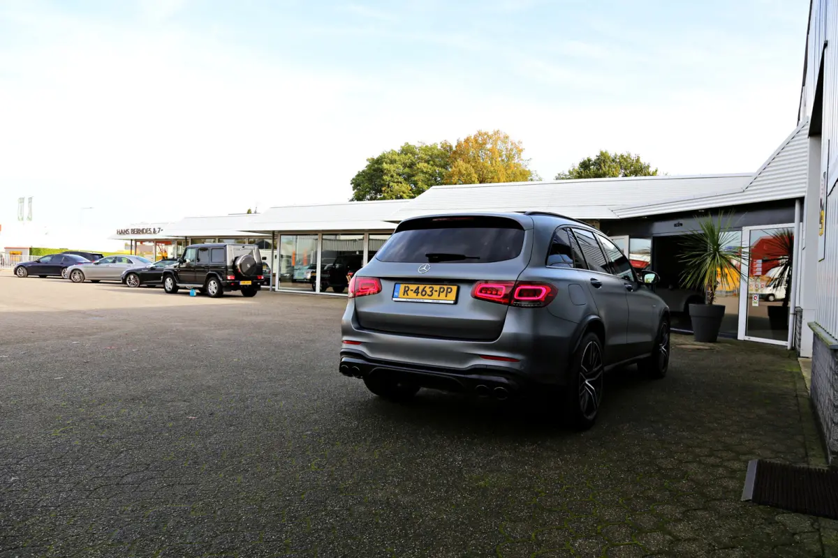43 AMG 390PK 4MATIC 9-G Aut.*Designo Selenitgrau Mango!*Incl. BTW*Nieuw Model*Perfect MB Onderh.*Night Pakket/Pano/Sfeerverl./Matrix LED/Elek. Trekhaak/Burmester/Apple Carplay-Android/HUD/MB
