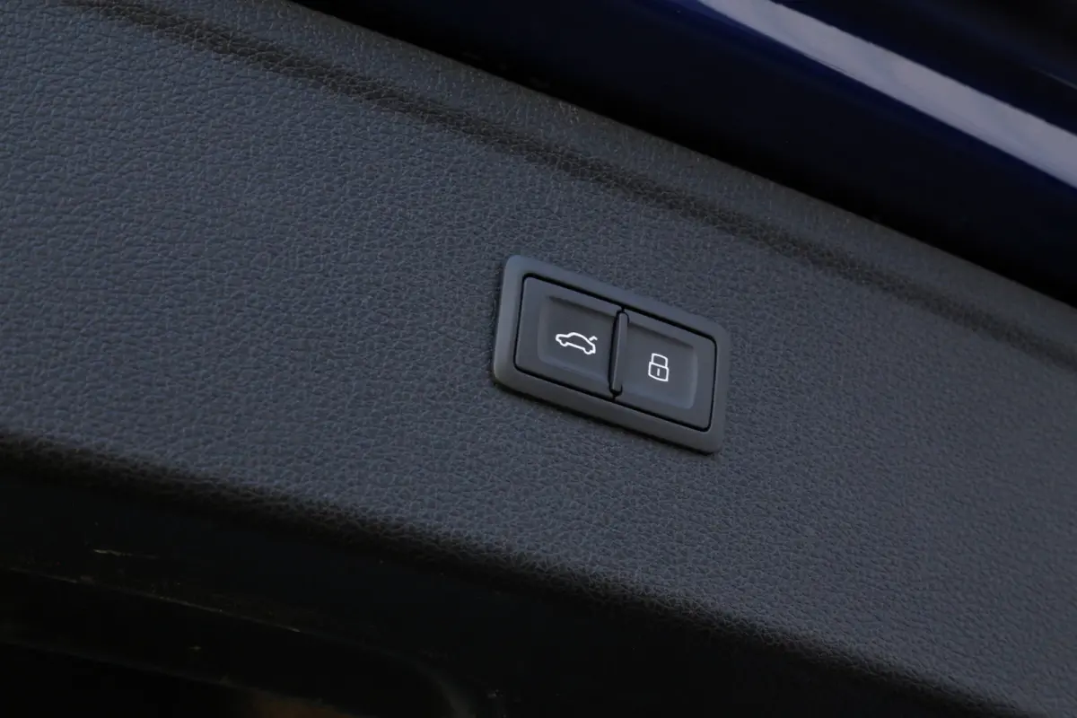 55 TFSI e 367PK Plug in S-Line Quattro Competition*Perfect Audi Onderh.*BTW*1ste Eig!*Luchtvering/Panodak/Head-Up/Elek. Trekhaak/Keyless Entry+Go/S-Line Sportstoelen/Stoelverw./LED/DAB/19 in