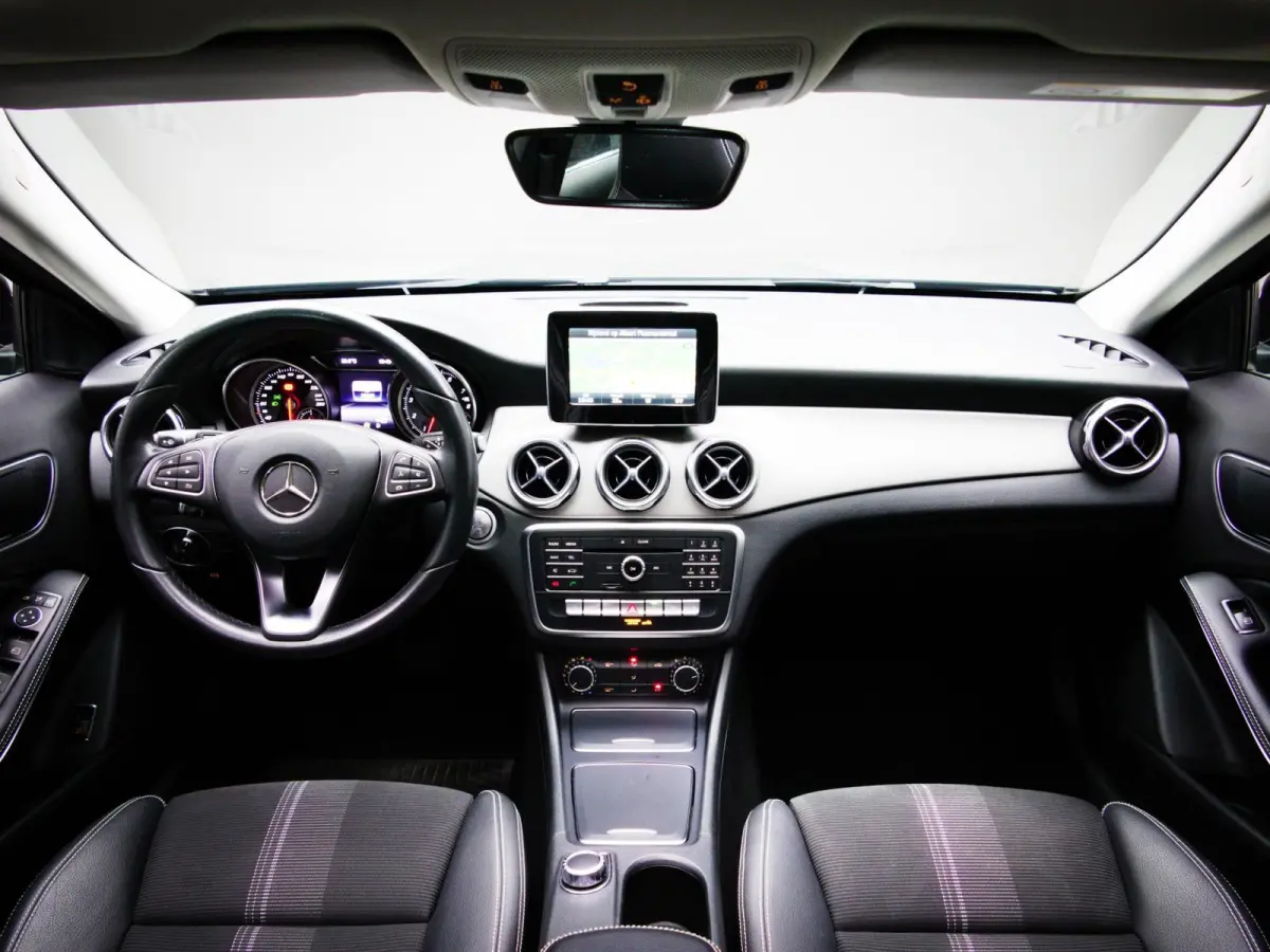 180 Ambition (SCHUIF-/KANTELDAK, NAVIGATIESYSTEEM, CRUISE CONTROL, BLUETOOTH, BI-XENON, LM-VELGEN 18")
