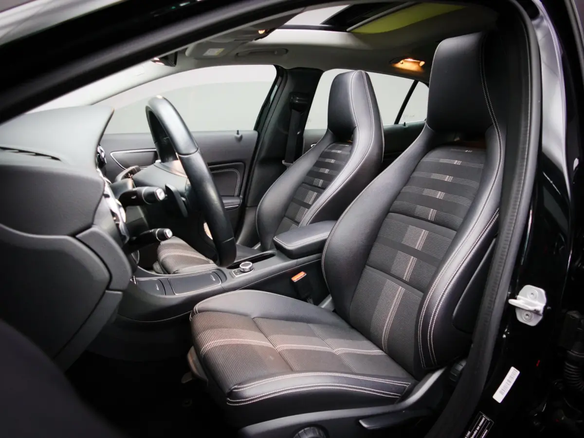 180 Ambition (SCHUIF-/KANTELDAK, NAVIGATIESYSTEEM, CRUISE CONTROL, BLUETOOTH, BI-XENON, LM-VELGEN 18")