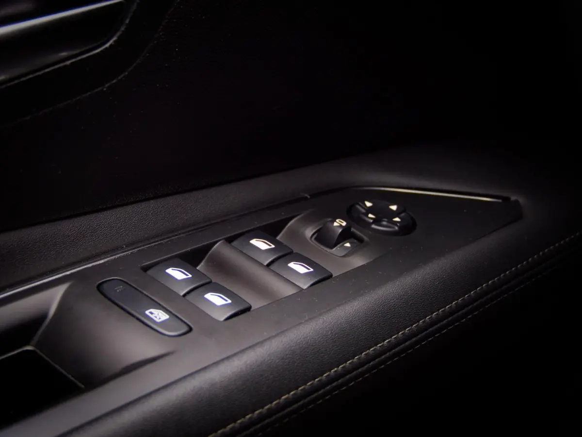 1.2 PureTech Blue Lease Premium (APPLE CARPLAY / ANDROID AUTO, ACHTERUITRIJCAMERA, NAVIGATIESYSTEEM, CLIMATE CONTROL)