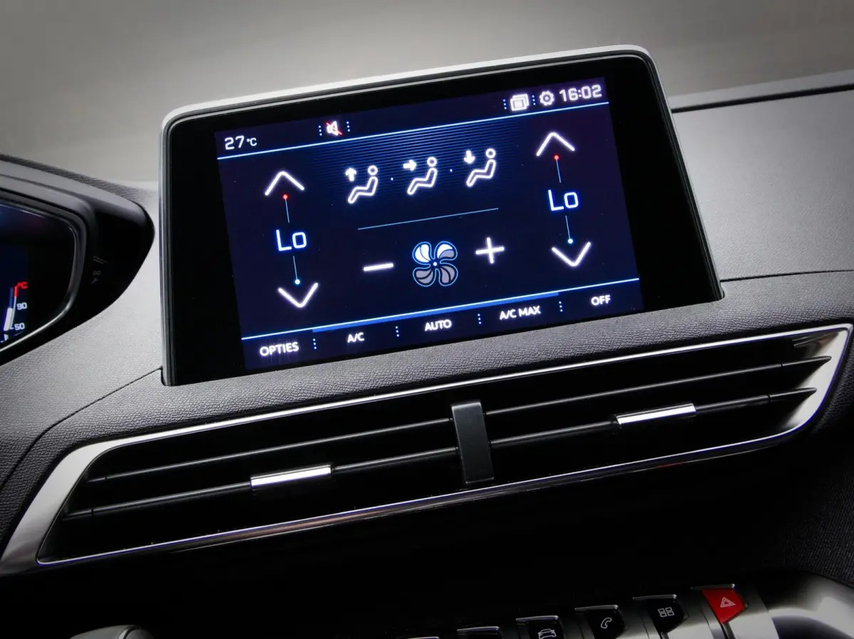 1.2 PureTech Blue Lease Premium (APPLE CARPLAY / ANDROID AUTO, ACHTERUITRIJCAMERA, NAVIGATIESYSTEEM, CLIMATE CONTROL)