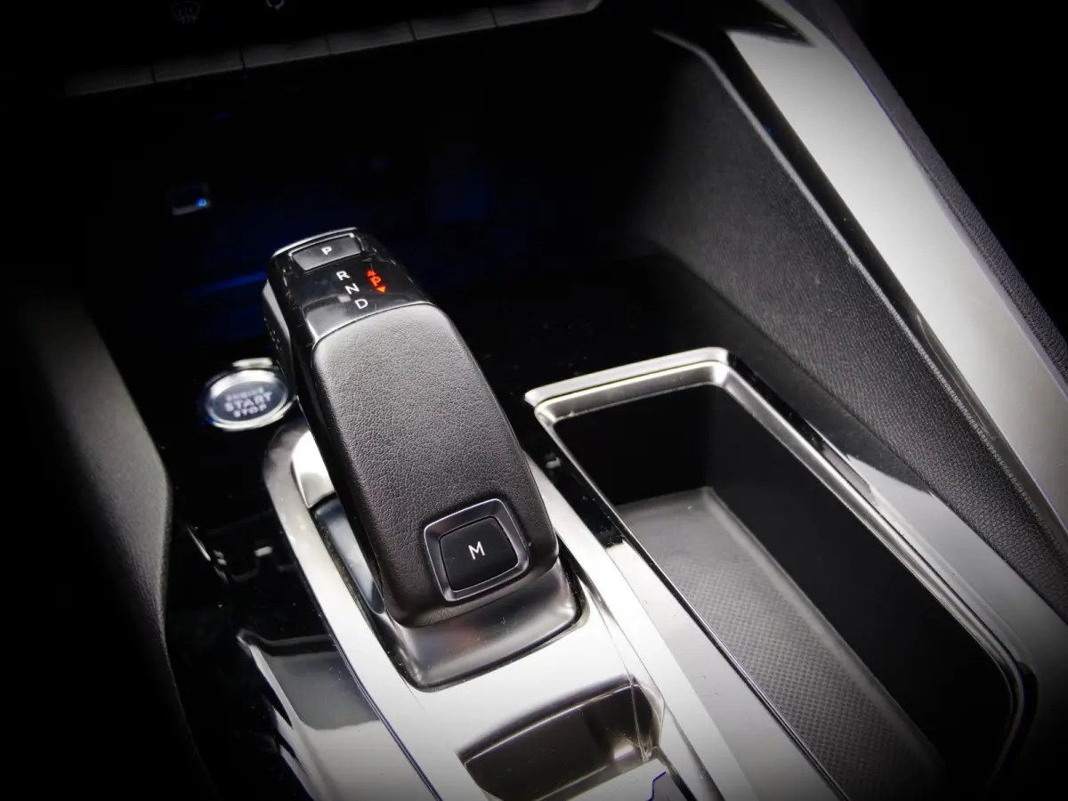 1.2 PureTech Blue Lease Premium (APPLE CARPLAY / ANDROID AUTO, ACHTERUITRIJCAMERA, NAVIGATIESYSTEEM, CLIMATE CONTROL)