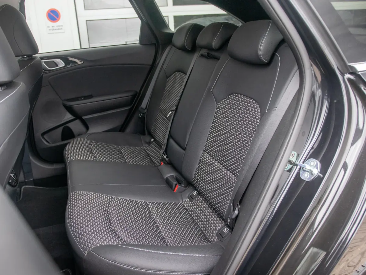 1.0 T-GDi DynamicPlusLine | Uit voorraad leverbaar | Keyless | Stoel-/stuurverwarming | Priv. glass | Navi | Carplay | Clima
