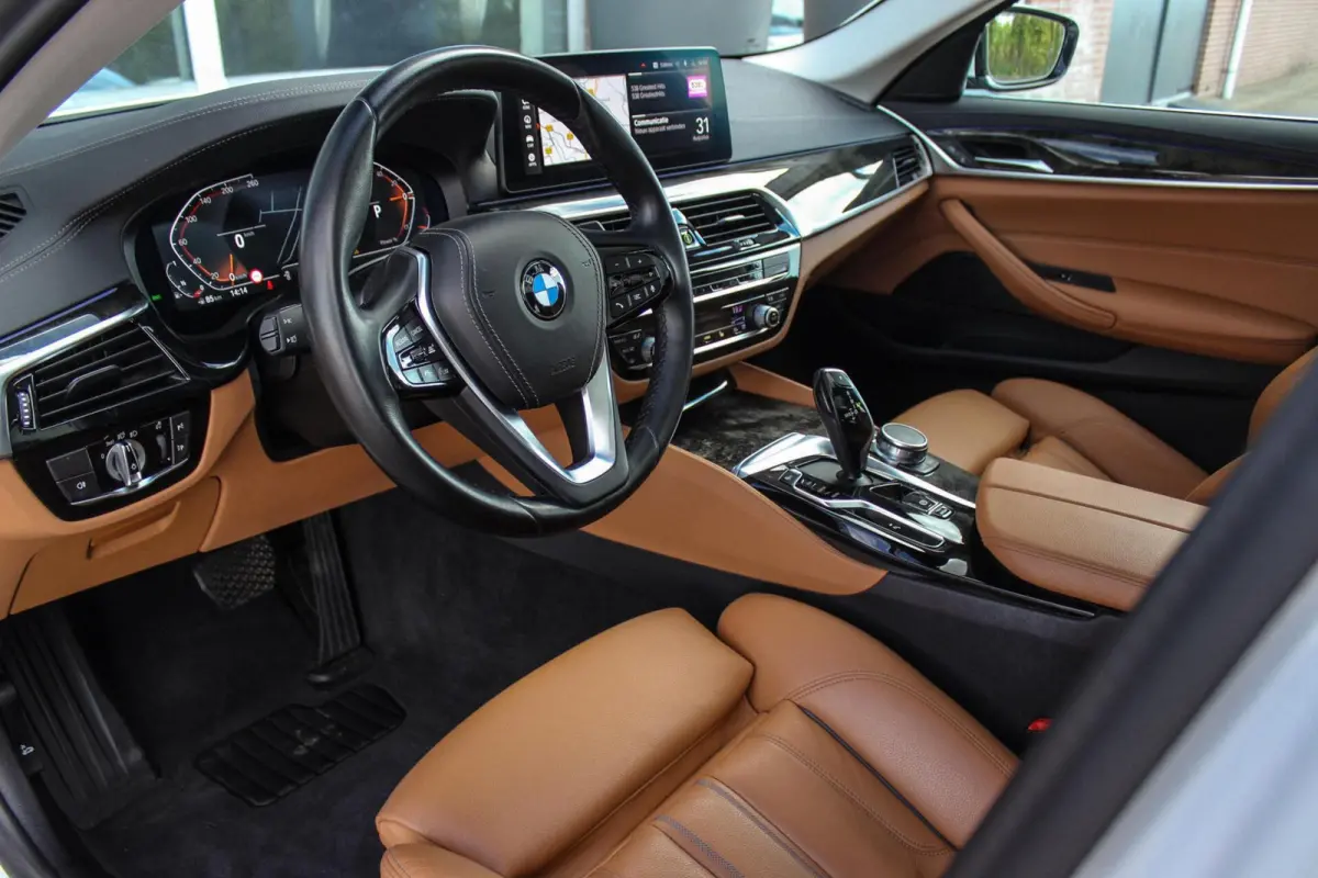 540i xDrive High Executive Luxury-Line | 1e eigenaar | Achterasbesturing | Cruise control adaptief | Apple carplay | Adaptief LED | DAB | Panoramadak | HiFi audio