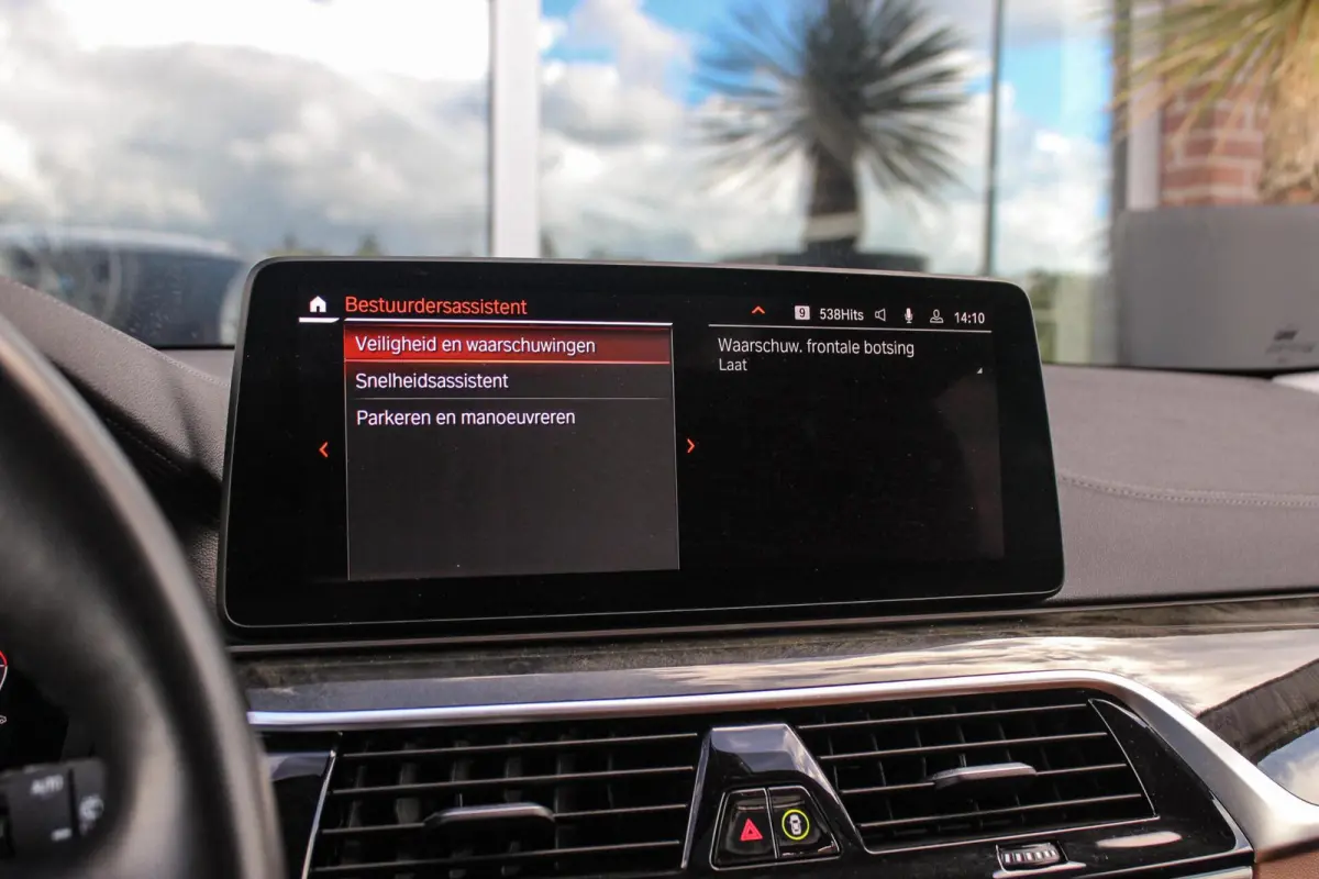 540i xDrive High Executive Luxury-Line | 1e eigenaar | Achterasbesturing | Cruise control adaptief | Apple carplay | Adaptief LED | DAB | Panoramadak | HiFi audio