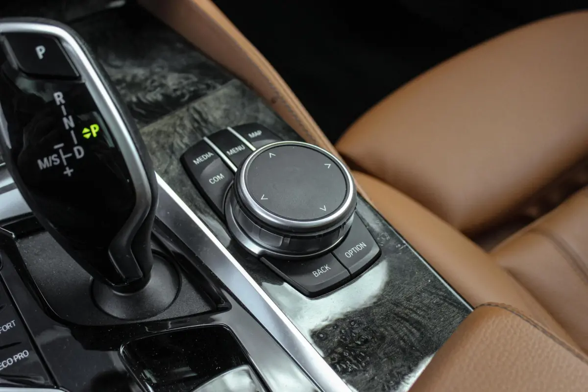 540i xDrive High Executive Luxury-Line | 1e eigenaar | Achterasbesturing | Cruise control adaptief | Apple carplay | Adaptief LED | DAB | Panoramadak | HiFi audio