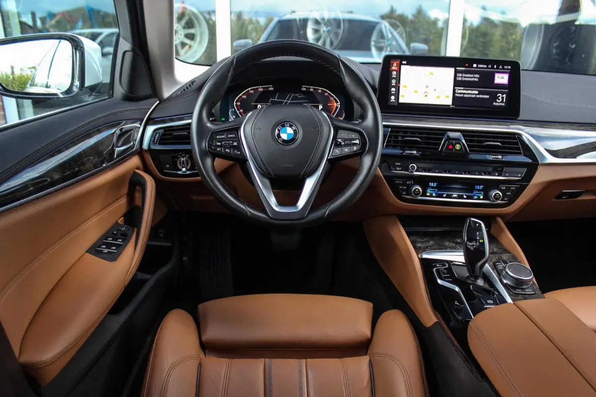 540i xDrive High Executive Luxury-Line | 1e eigenaar | Achterasbesturing | Cruise control adaptief | Apple carplay | Adaptief LED | DAB | Panoramadak | HiFi audio