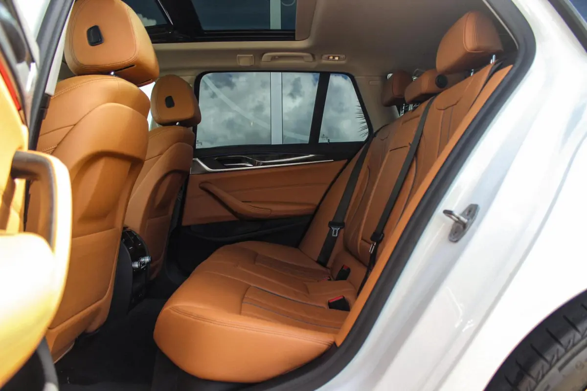 540i xDrive High Executive Luxury-Line | 1e eigenaar | Achterasbesturing | Cruise control adaptief | Apple carplay | Adaptief LED | DAB | Panoramadak | HiFi audio