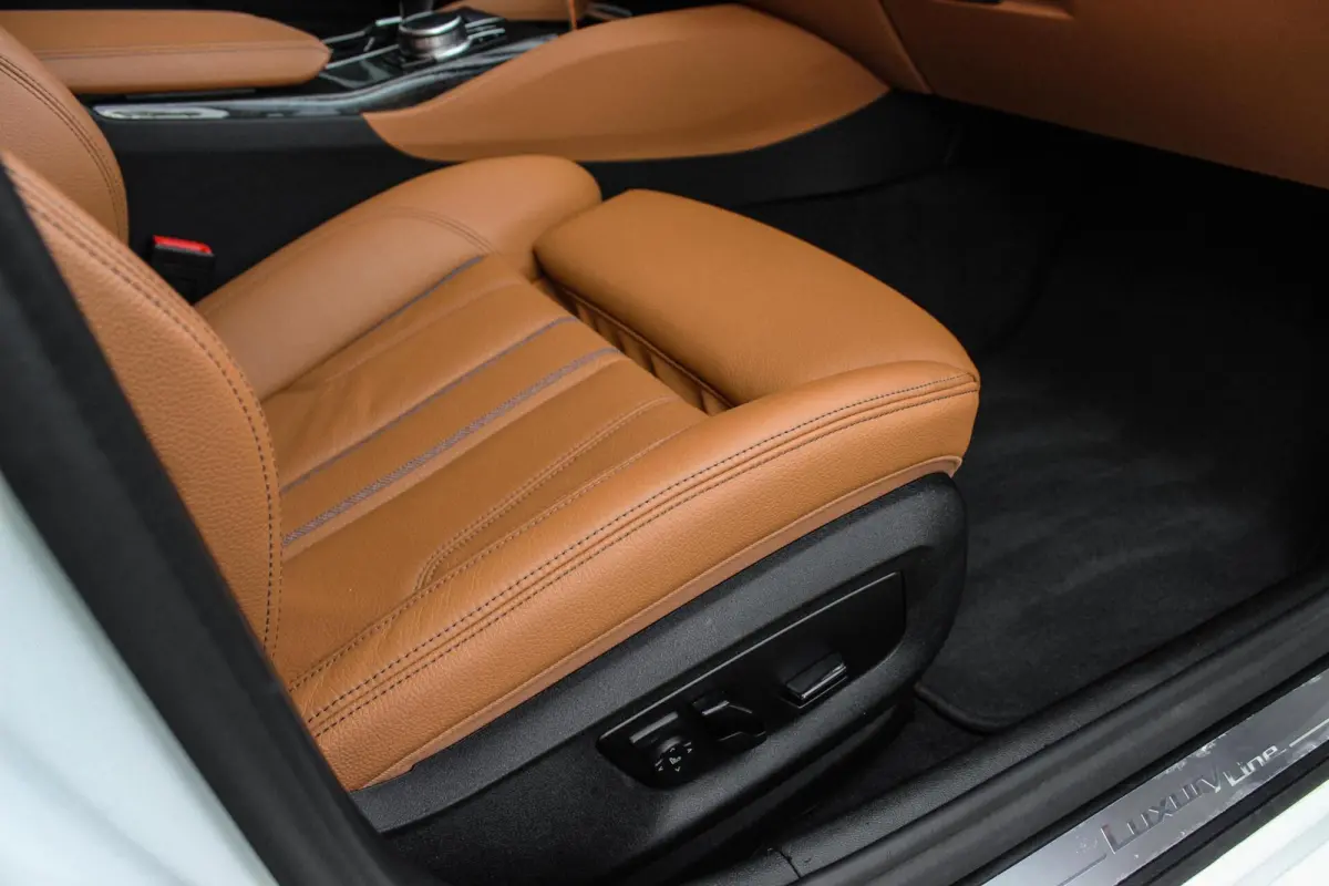 540i xDrive High Executive Luxury-Line | 1e eigenaar | Achterasbesturing | Cruise control adaptief | Apple carplay | Adaptief LED | DAB | Panoramadak | HiFi audio