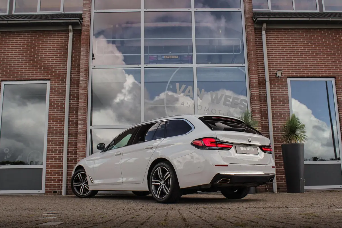 540i xDrive High Executive Luxury-Line | 1e eigenaar | Achterasbesturing | Cruise control adaptief | Apple carplay | Adaptief LED | DAB | Panoramadak | HiFi audio