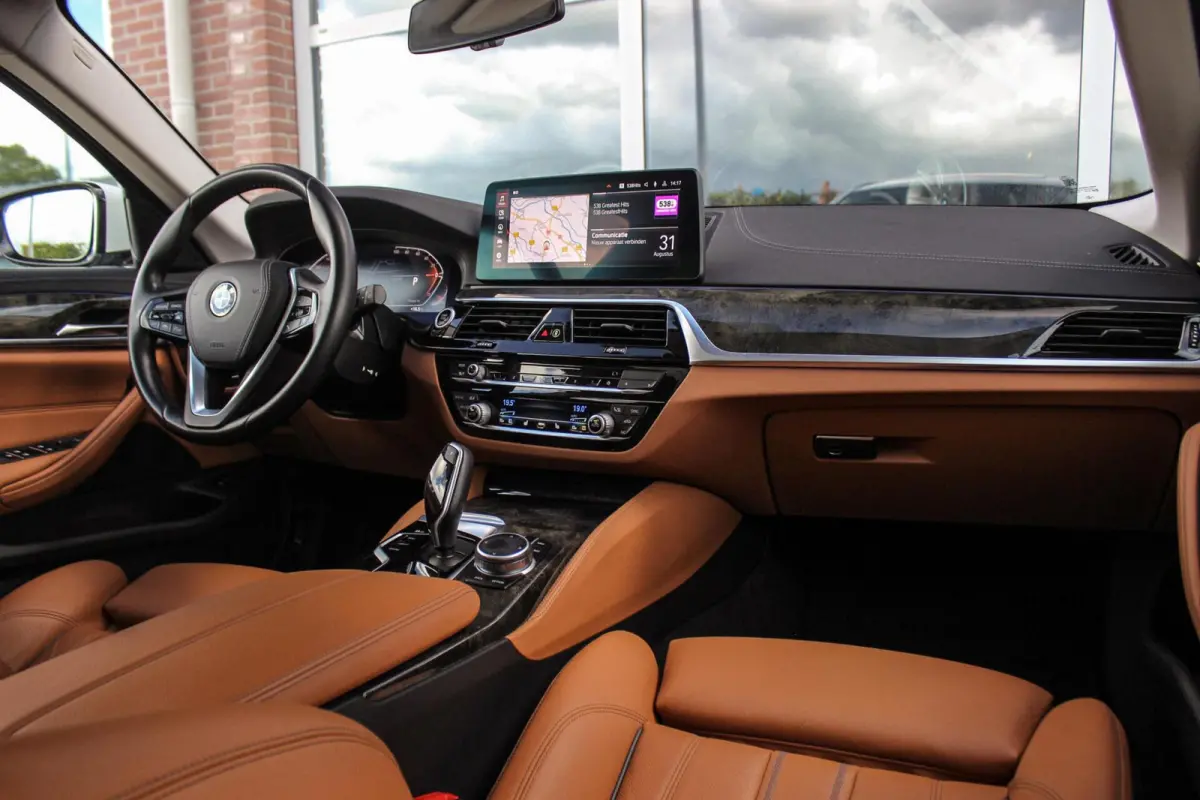 540i xDrive High Executive Luxury-Line | 1e eigenaar | Achterasbesturing | Cruise control adaptief | Apple carplay | Adaptief LED | DAB | Panoramadak | HiFi audio