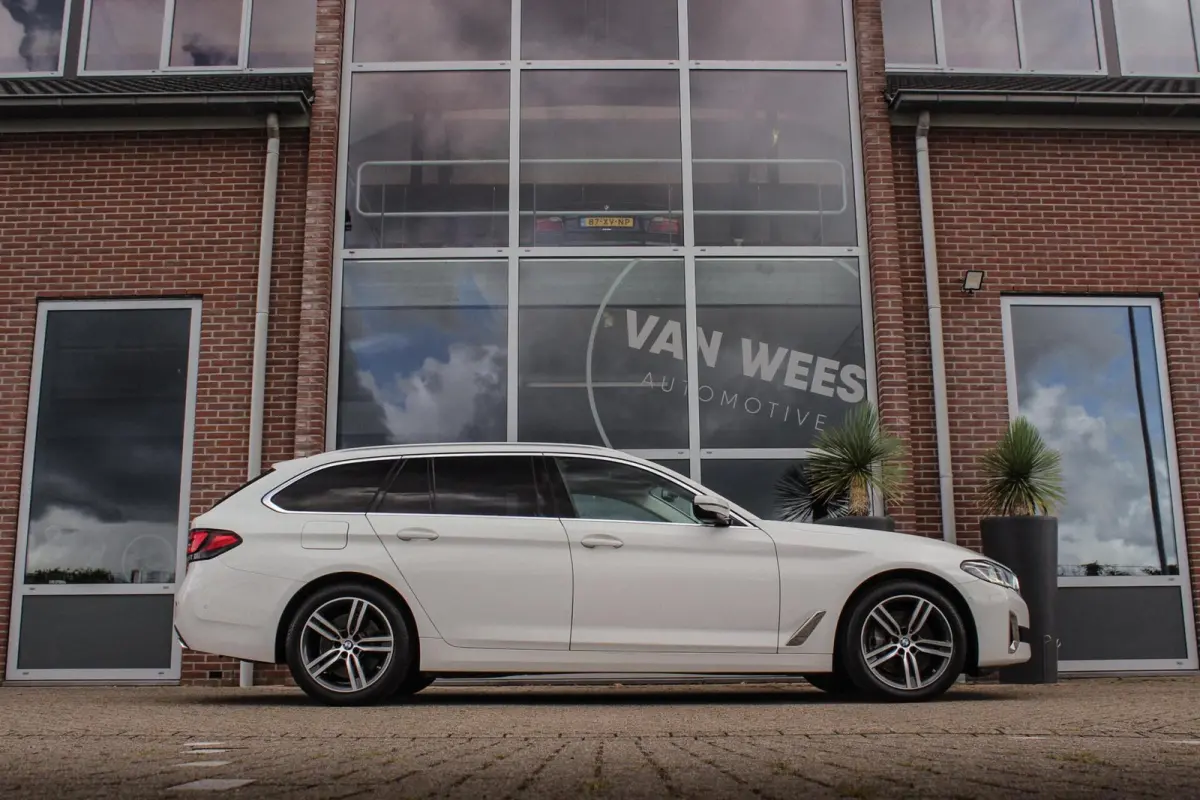 540i xDrive High Executive Luxury-Line | 1e eigenaar | Achterasbesturing | Cruise control adaptief | Apple carplay | Adaptief LED | DAB | Panoramadak | HiFi audio