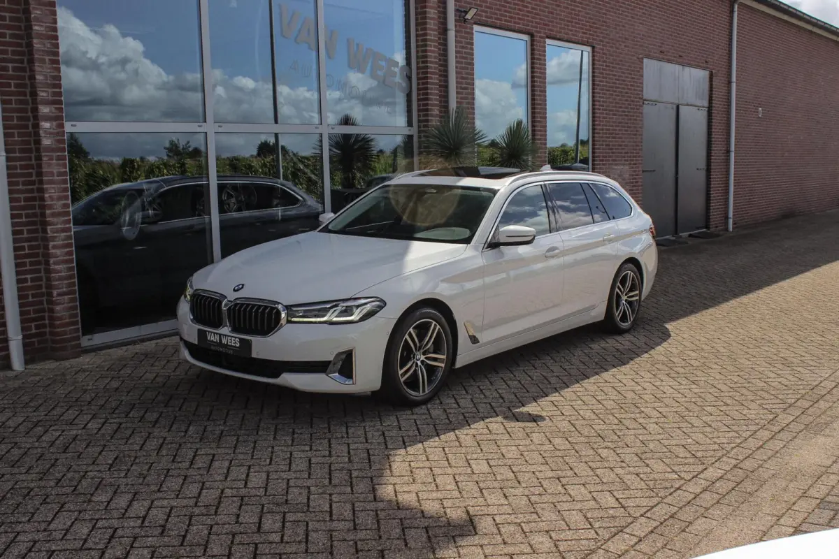 540i xDrive High Executive Luxury-Line | 1e eigenaar | Achterasbesturing | Cruise control adaptief | Apple carplay | Adaptief LED | DAB | Panoramadak | HiFi audio
