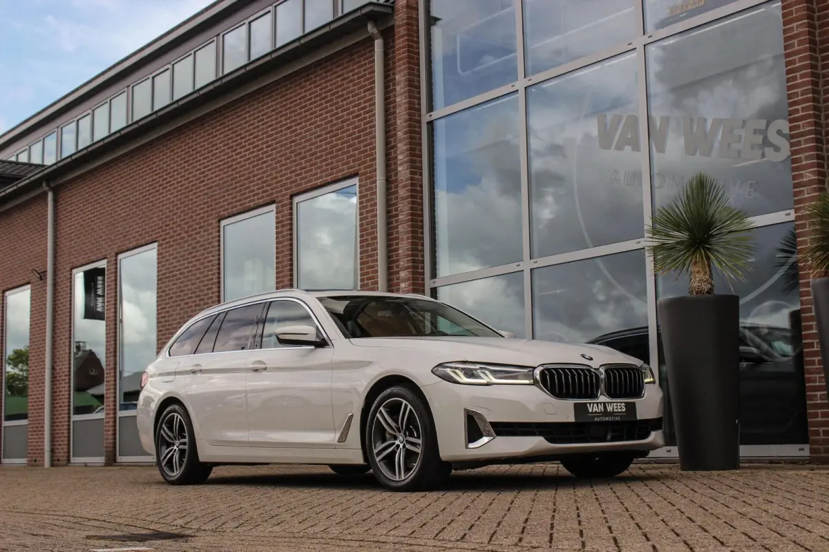 540i xDrive High Executive Luxury-Line | 1e eigenaar | Achterasbesturing | Cruise control adaptief | Apple carplay | Adaptief LED | DAB | Panoramadak | HiFi audio
