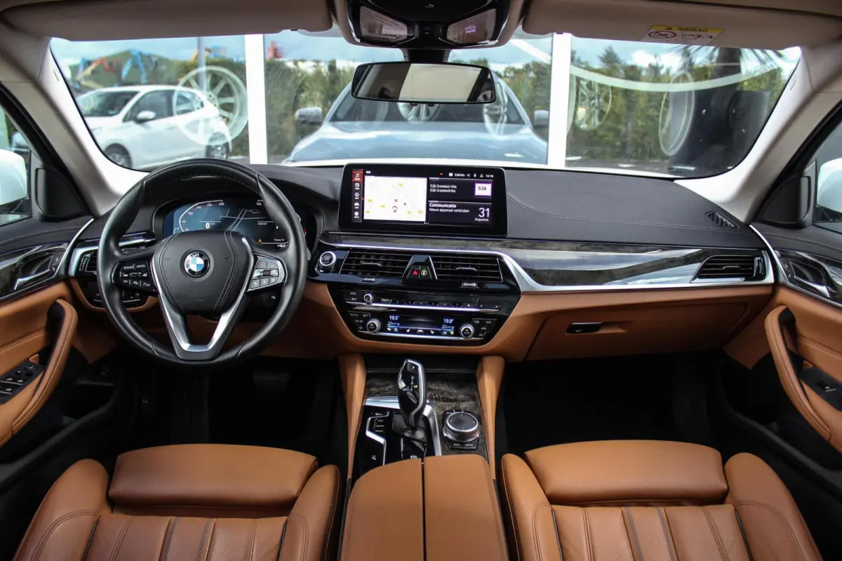 540i xDrive High Executive Luxury-Line | 1e eigenaar | Achterasbesturing | Cruise control adaptief | Apple carplay | Adaptief LED | DAB | Panoramadak | HiFi audio