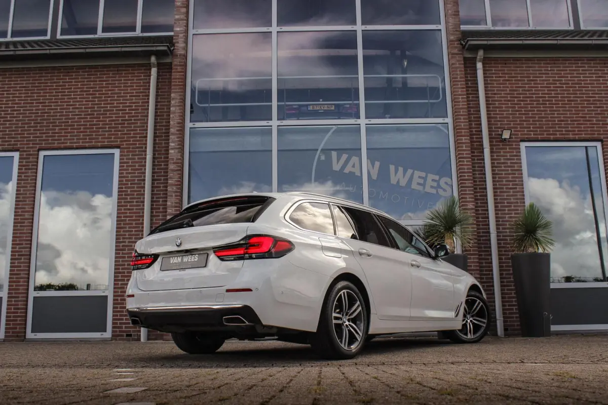 540i xDrive High Executive Luxury-Line | 1e eigenaar | Achterasbesturing | Cruise control adaptief | Apple carplay | Adaptief LED | DAB | Panoramadak | HiFi audio