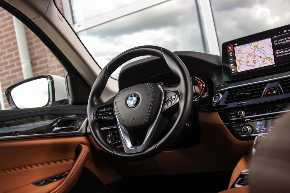 540i xDrive High Executive Luxury-Line | 1e eigenaar | Achterasbesturing | Cruise control adaptief | Apple carplay | Adaptief LED | DAB | Panoramadak | HiFi audio