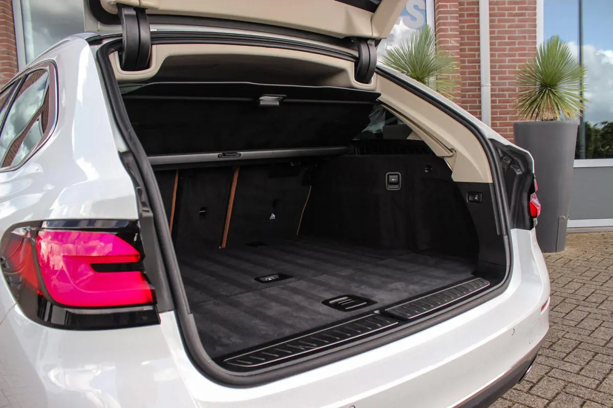 540i xDrive High Executive Luxury-Line | 1e eigenaar | Achterasbesturing | Cruise control adaptief | Apple carplay | Adaptief LED | DAB | Panoramadak | HiFi audio