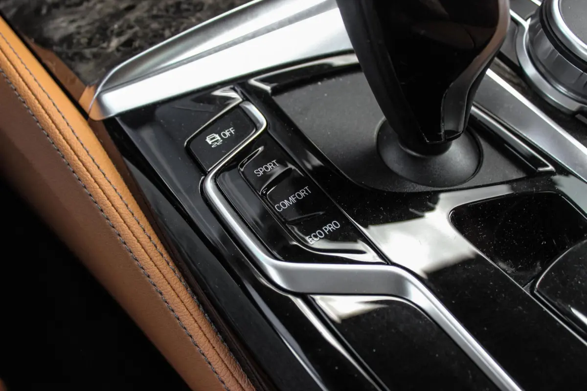 540i xDrive High Executive Luxury-Line | 1e eigenaar | Achterasbesturing | Cruise control adaptief | Apple carplay | Adaptief LED | DAB | Panoramadak | HiFi audio