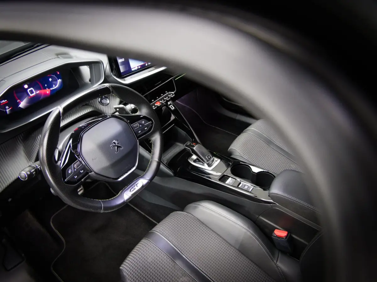 1.2 PureTech GT (SFEERVERLICHTING, APPLE CARPLAY/ANDROID AUTO, ACHTERUITRIJCAMERA, NAVIGATIESYSTEEM, CRUISE CONTROL)