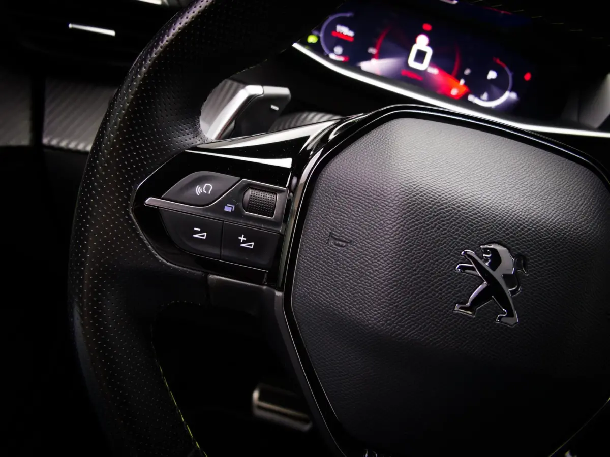 1.2 PureTech GT (SFEERVERLICHTING, APPLE CARPLAY/ANDROID AUTO, ACHTERUITRIJCAMERA, NAVIGATIESYSTEEM, CRUISE CONTROL)