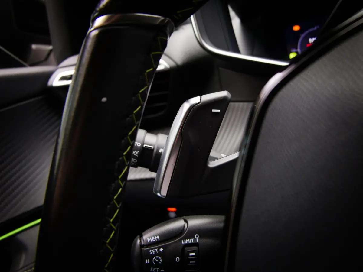 1.2 PureTech GT (SFEERVERLICHTING, APPLE CARPLAY/ANDROID AUTO, ACHTERUITRIJCAMERA, NAVIGATIESYSTEEM, CRUISE CONTROL)
