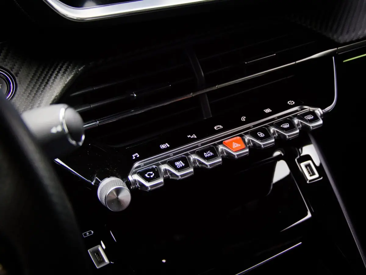 1.2 PureTech GT (SFEERVERLICHTING, APPLE CARPLAY/ANDROID AUTO, ACHTERUITRIJCAMERA, NAVIGATIESYSTEEM, CRUISE CONTROL)
