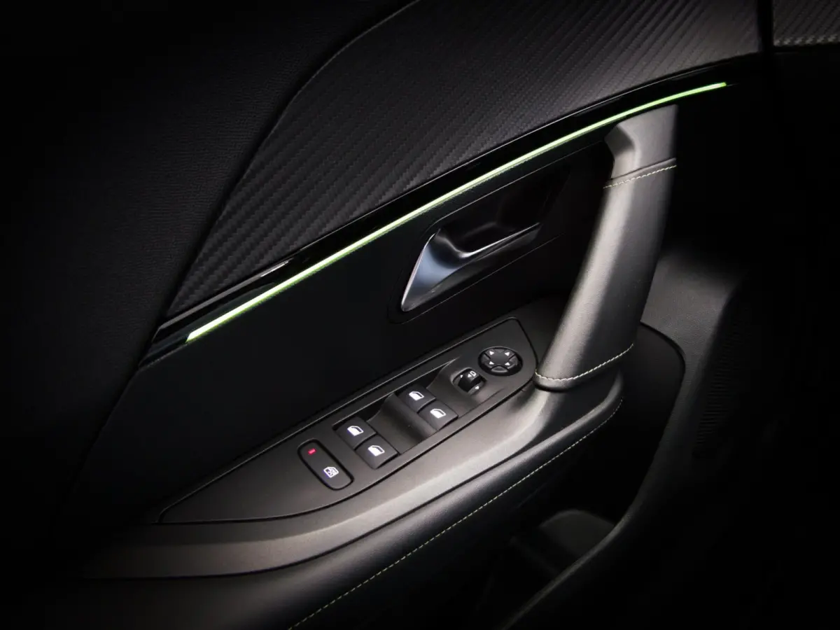 1.2 PureTech GT (SFEERVERLICHTING, APPLE CARPLAY/ANDROID AUTO, ACHTERUITRIJCAMERA, NAVIGATIESYSTEEM, CRUISE CONTROL)