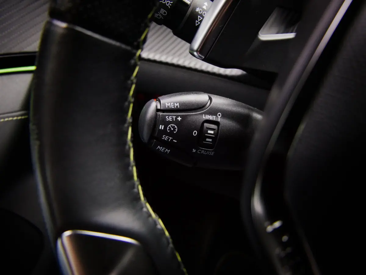 1.2 PureTech GT (SFEERVERLICHTING, APPLE CARPLAY/ANDROID AUTO, ACHTERUITRIJCAMERA, NAVIGATIESYSTEEM, CRUISE CONTROL)