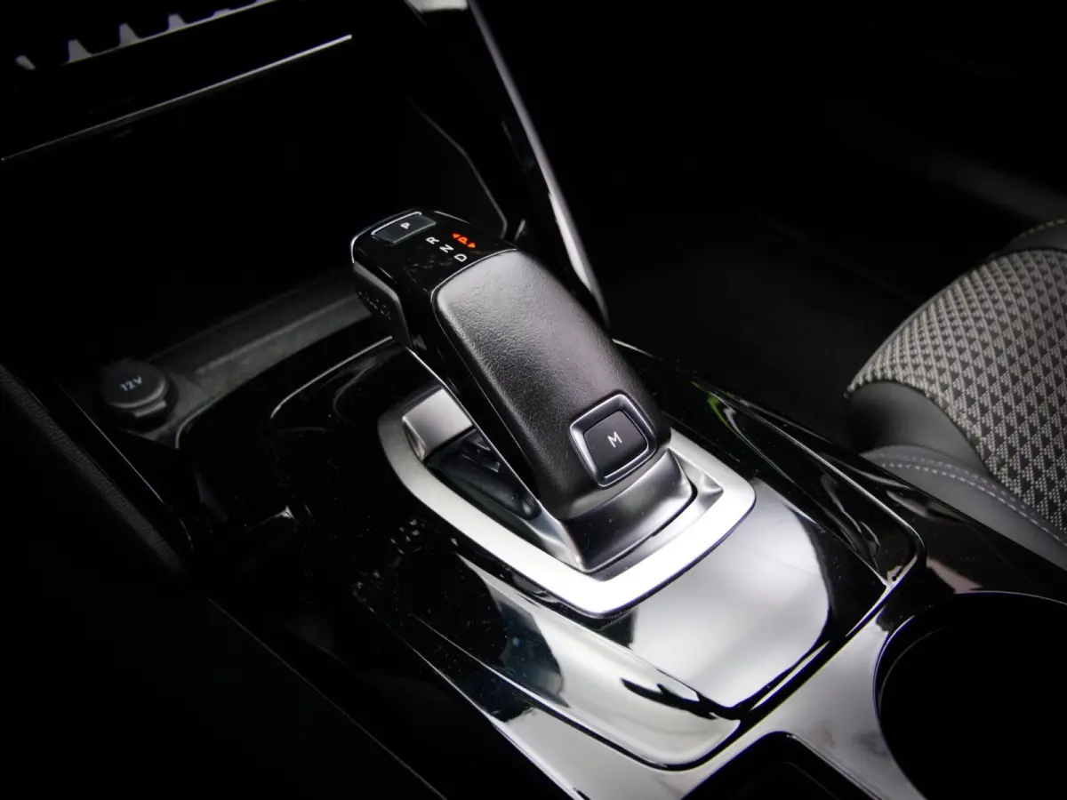 1.2 PureTech GT (SFEERVERLICHTING, APPLE CARPLAY/ANDROID AUTO, ACHTERUITRIJCAMERA, NAVIGATIESYSTEEM, CRUISE CONTROL)