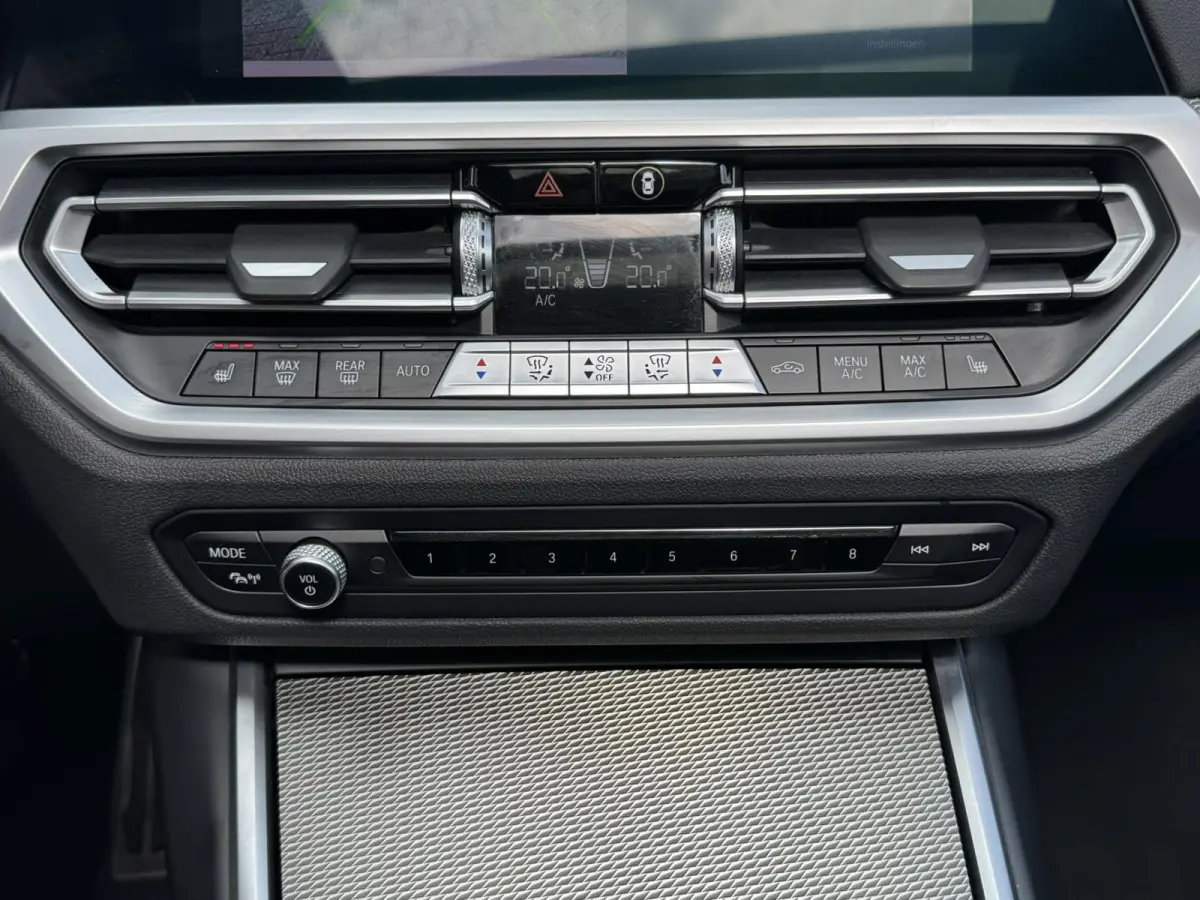320i High Exec. M-Sport individual Sfeer Leder Camera Carplay Trekhaak Led