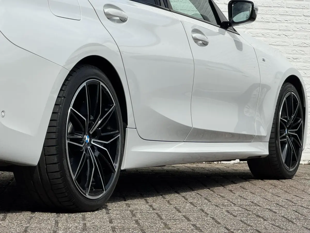 320i High Exec. M-Sport individual Sfeer Leder Camera Carplay Trekhaak Led