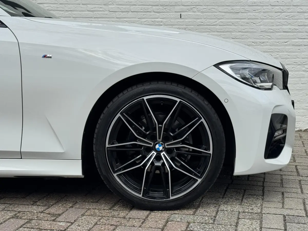 320i High Exec. M-Sport individual Sfeer Leder Camera Carplay Trekhaak Led