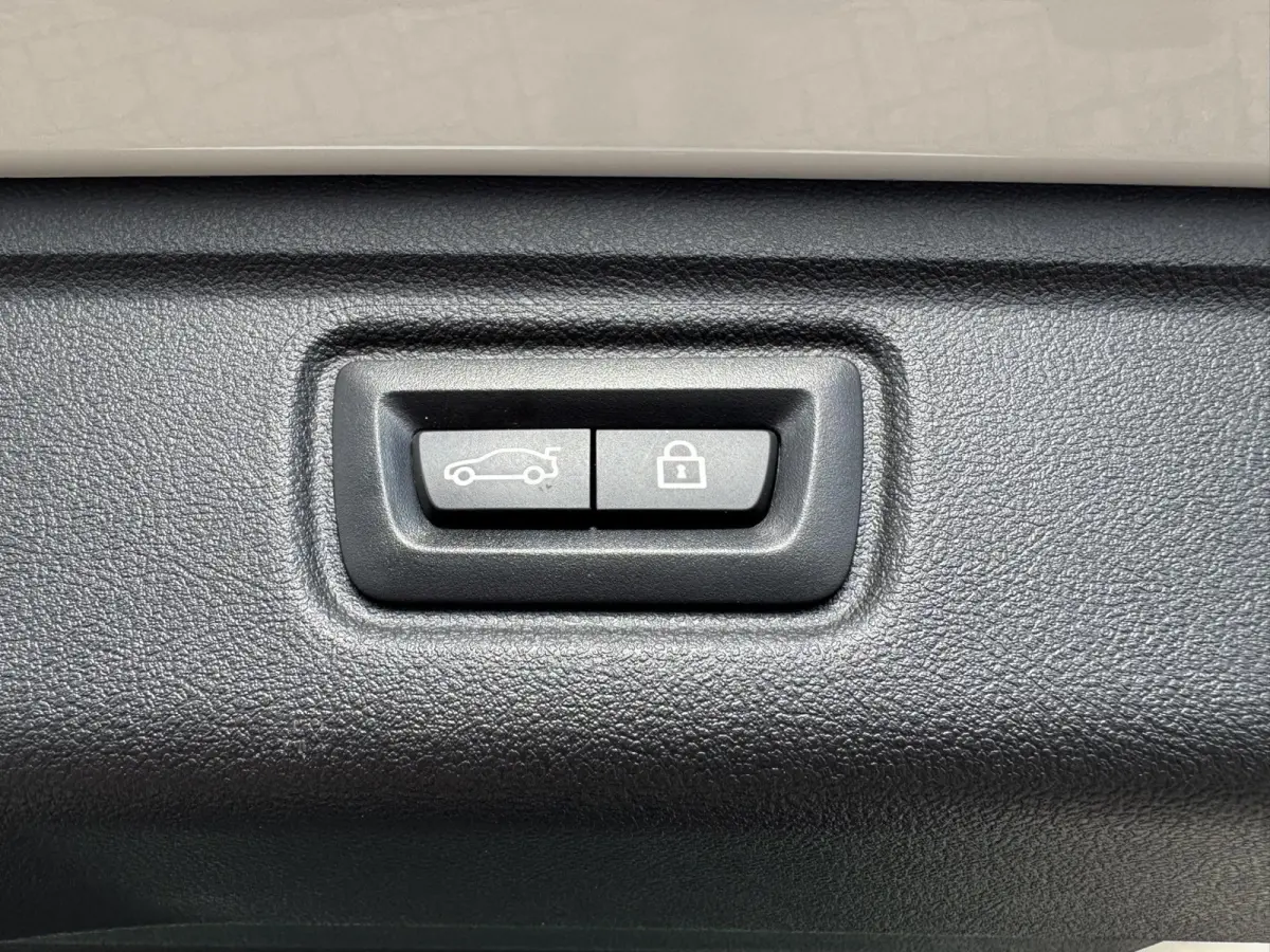 320i High Exec. M-Sport individual Sfeer Leder Camera Carplay Trekhaak Led