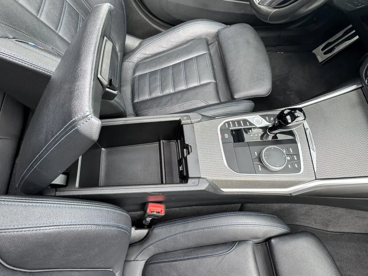320i High Exec. M-Sport individual Sfeer Leder Camera Carplay Trekhaak Led