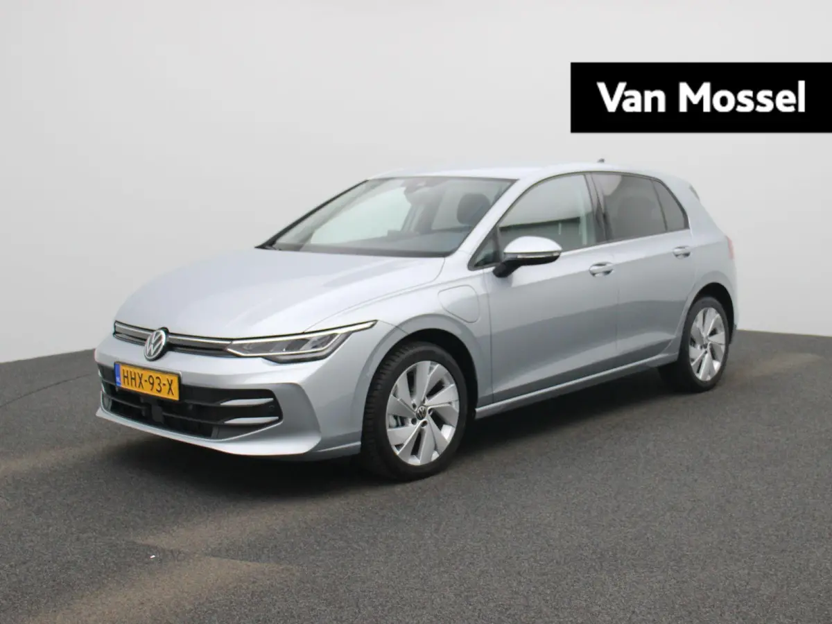 1.5 eHybrid Life Edition | Navigatie | Draadloze Apple Carplay | Adaptieve cruise control | Lane assist | Stoelverwarming | Stuurwielverwarming | Climate control | Achteruitrij camera | Park