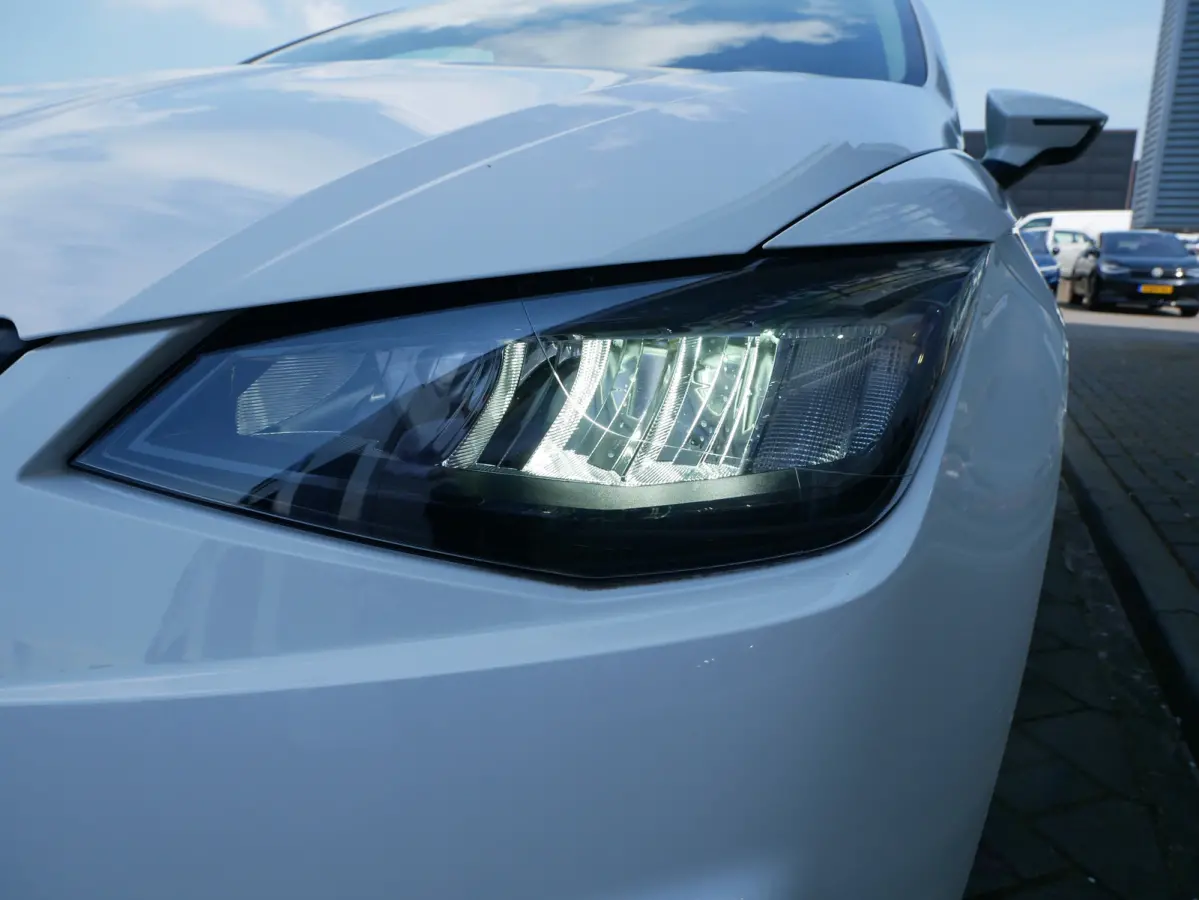 Style | Automatisch dimmende binnenspiegel | Buitenspiegels elektrisch verstelbaar | Koplampverlichting LED