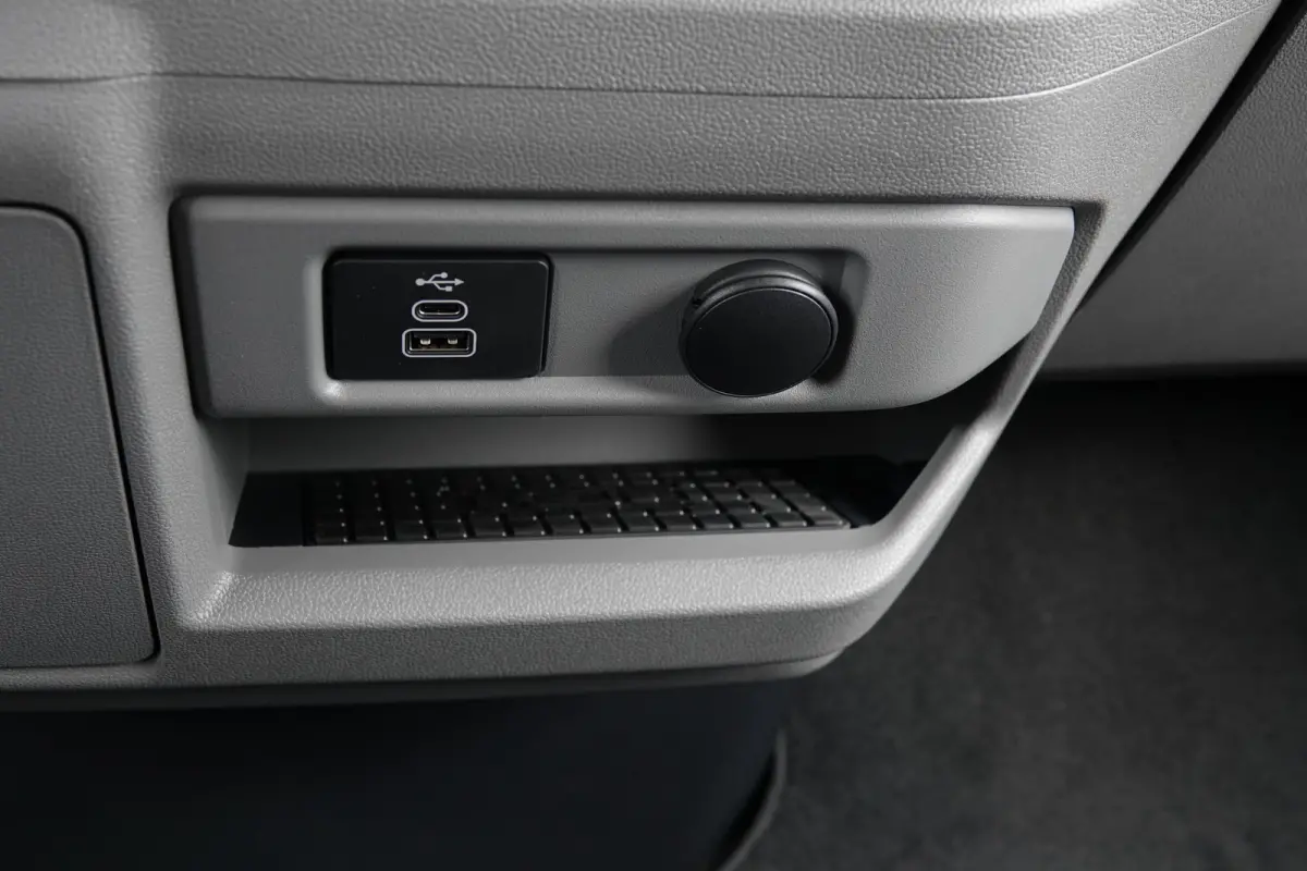 L2H1 2.5 PHEV 233Pk | Sport | Plug In Hybrid | B&O Sound | 360° Camera | 2x schuifdeur | Trekhaak | 19'' Agate Black